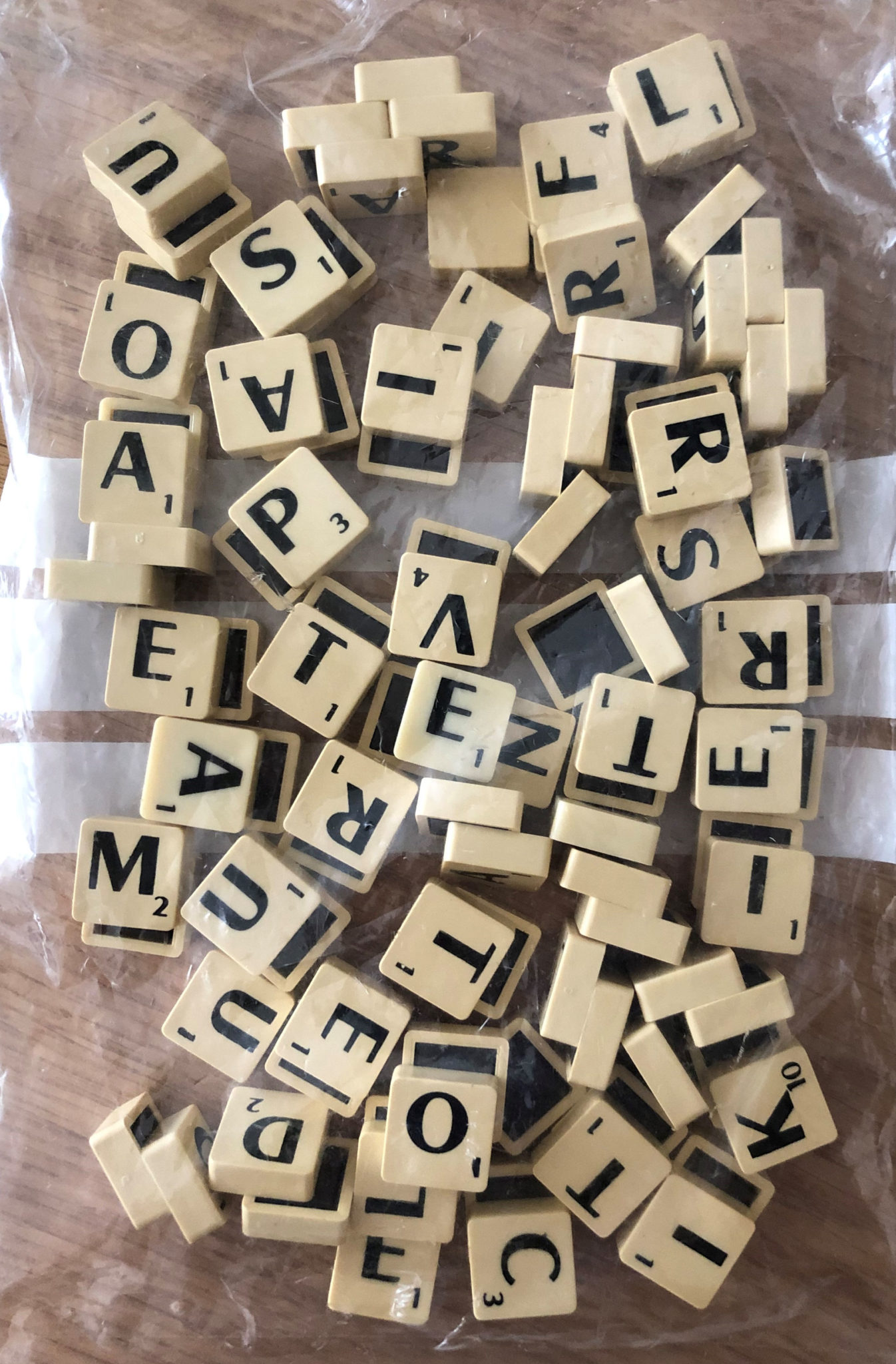 Mattel Games Scrabble, version espagnole, jeu de société classique original, avec plateau, 4 étagères, 100 jetons, sac à jetons, +10 ans, Y9594